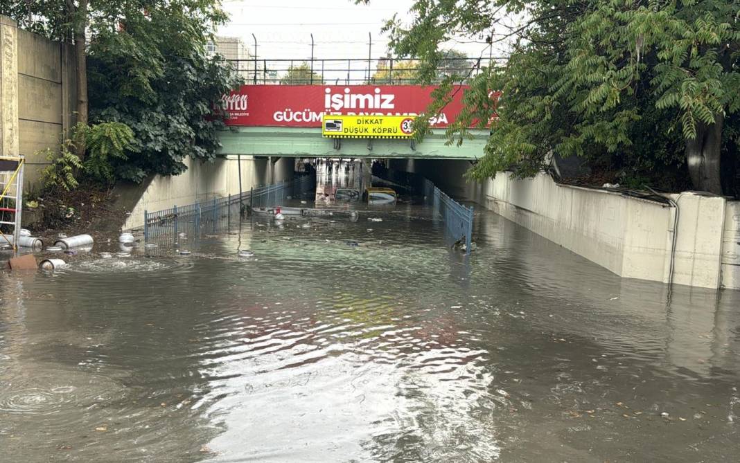 İstanbul'da sağanak hayatı felç etti! Araçlar sular altında kaldı 49